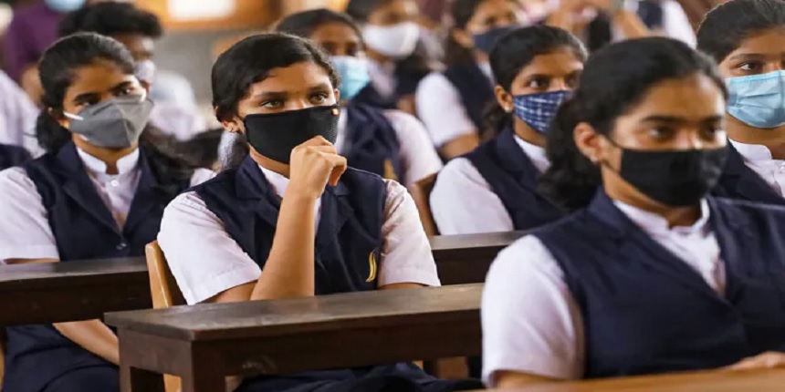 Noida news: बच्चों को मास्क और सेनेटाइजर बांटे